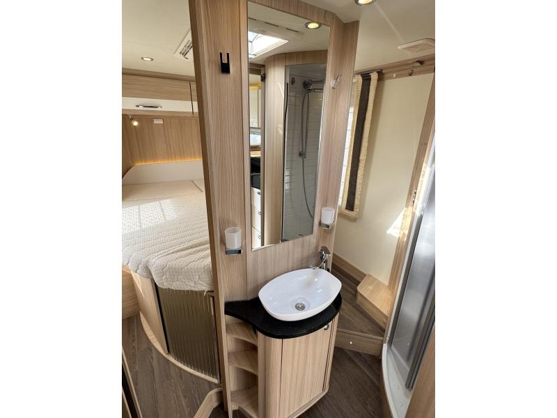 Bürstner Nexxo T 745 - Automaat - Queensbed  foto: 14