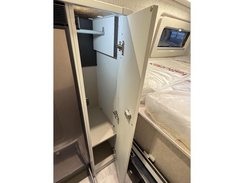 Hymer Grand Canyon S 700 4x4 - lifting roof - length bed photo: 8