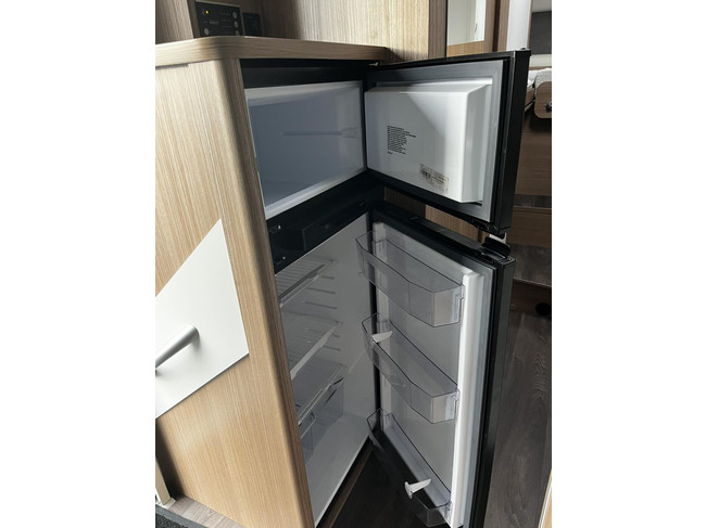 Carado T 338 Teilintegriert | Automatik | 2x Klimaanlage | Markise | R&uuml;ckfahrkamera Foto: 12