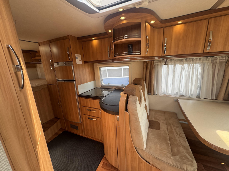 Hymer Exclusive Line 614 CL fixed bed photo: 16