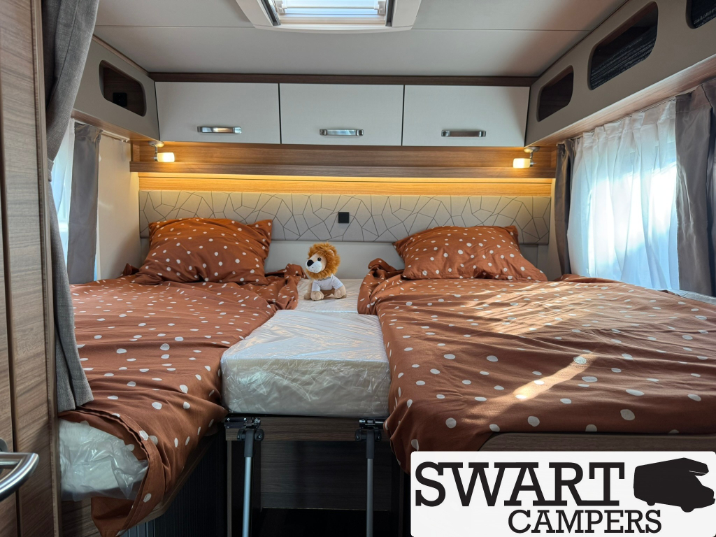 Weinsberg CaraSuite 700 ME, 180 pk Automaat 5 gordelplaatsen Hefbed Enkele bedden foto: 20