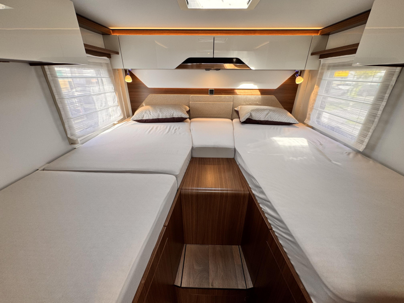 Hymer B-MC T 680 single beds pull-down bed photo: 14