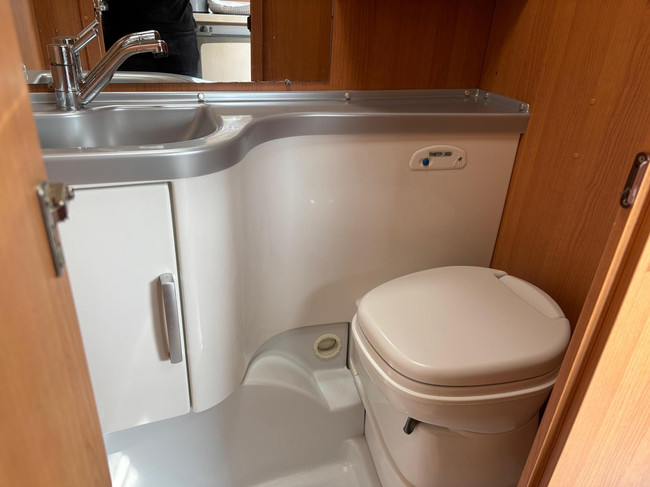 Eifelland Holiday 460 W614700 | 2 Enkele bedden | Mover volautomaat | Voortent met Luifel | Fietsendragers | 3-Pits gasfornuis foto: 14