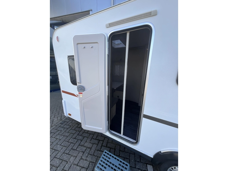 Weinsberg CaraCito 470 EU ENKELE BEDDEN-AIRCO-MOVER  foto: 2