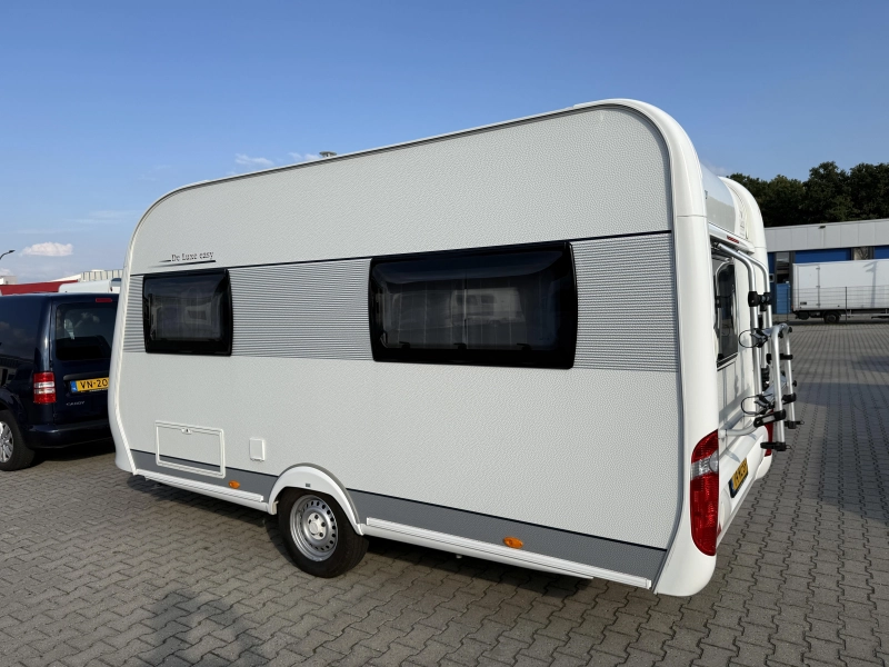 Hobby De luxe Easy 400 SF transverse bed dinette toilet photo: 12