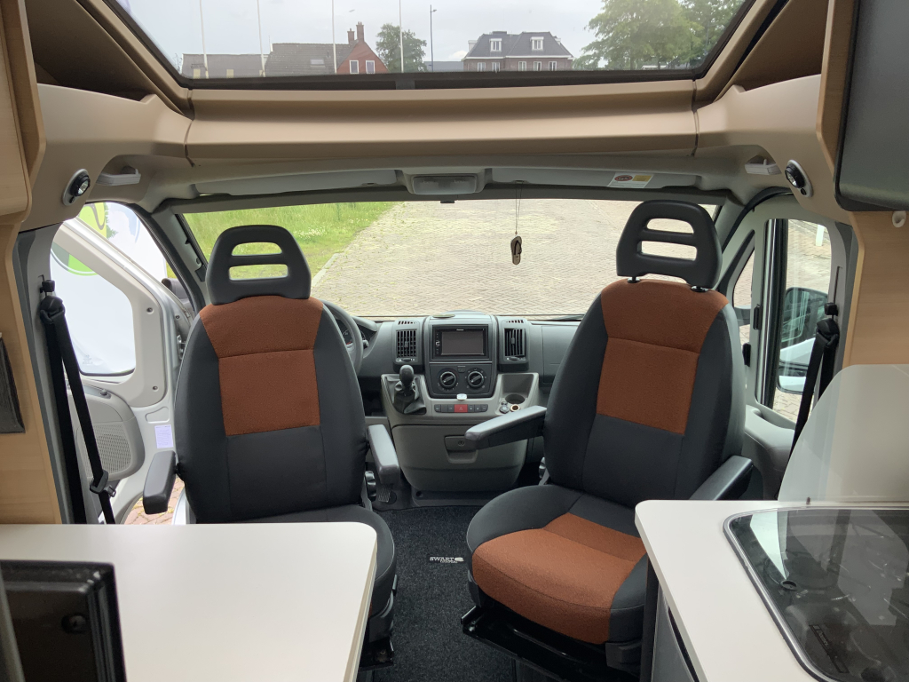 Knaus Van Ti 600 ME – Compleet 3 liter 160 PK Half-integraal, vastbed, halve- treinzit, draaistoelen Camper centrum on the road foto: 19