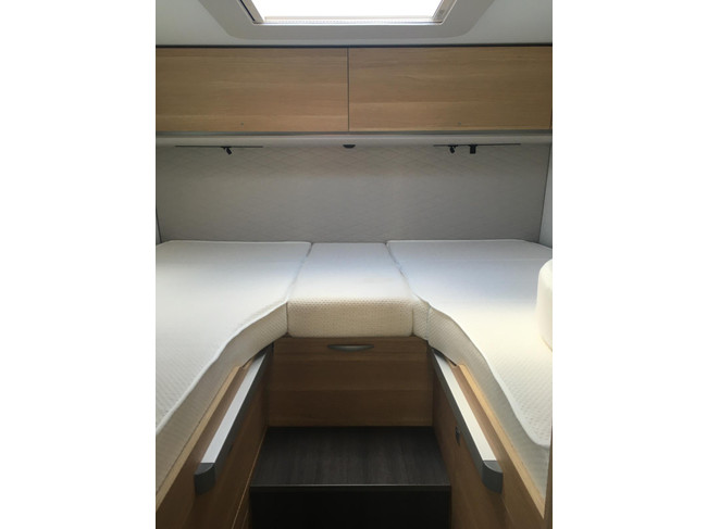Adria SONIC SUPREME 700DL 161 PK AUTOMAAT SLECHTS 11.366 KM VEEL OPTIES SOLAR AIRCO 16 INCH VELGEN LENGTEBEDDEN HEFBED foto: 19