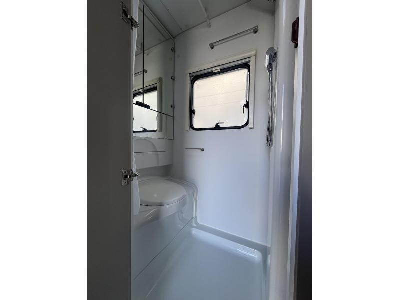 Adria Altea4four 362 LH Licht en compact  foto: 8