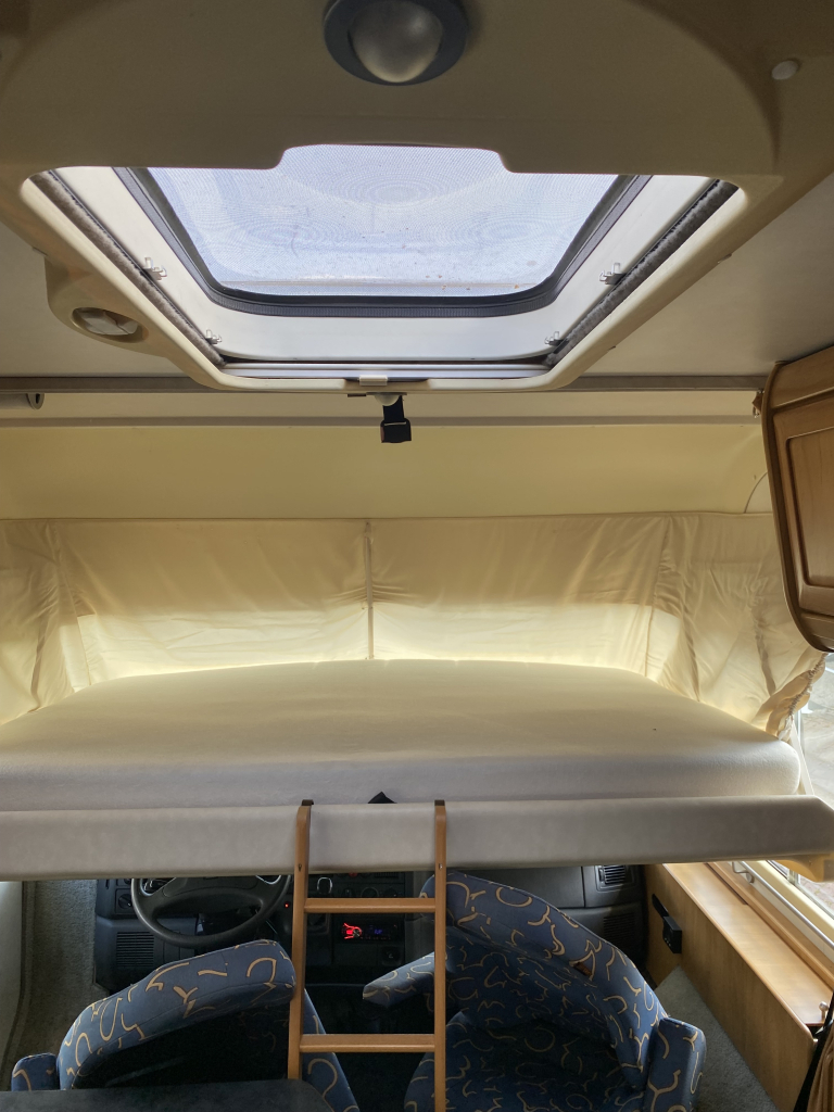 Hymer B 584 2.8 JTD 128 Pk Integraal, Hef-bed voor, Lange-bank, 3 Draaistoelen, Eindkeuken etc. Bj. 2002. B 584 Marum foto: 12