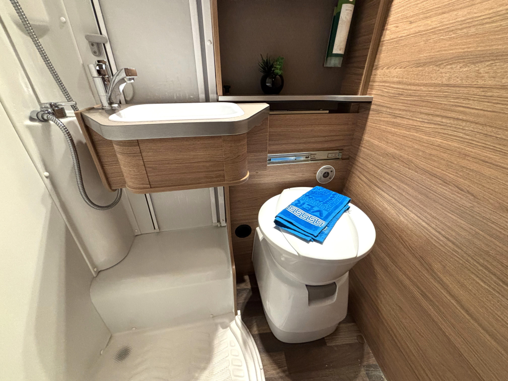 Weinsberg CaraLoft 640 MERCEDES AUTOM&Aacute;TICO CAMAS INDIVIDUALES CAMA ABATIBLE foto: 11