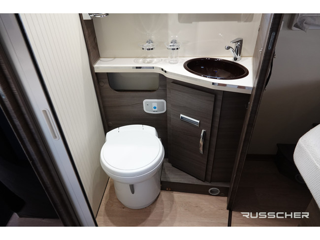 Mc Louis NEVIS | 150Pk | Queensbed | Dakairco | Luchtvering | Zonnepaneel foto: 11