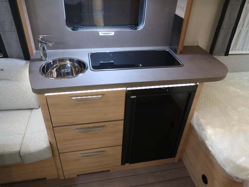 Knaus Sudwind Black Selection 450 FU FRANS BED / RONDZIT  foto: 10