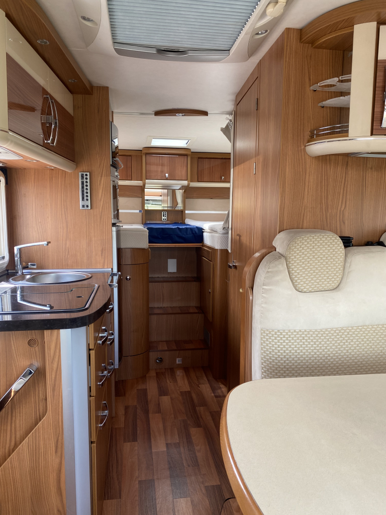 Hymer T 674 SL 2.3 MultiJet 160 CV, Semi-integral, 2 camas individuales, Aire acondicionado de motor, Antena parab&oacute;lica autom&aacute;tica, etc. A&ntilde;o 2011 Camper Centrum On the Road en Noorderringweg 4 en Marum. foto: 8