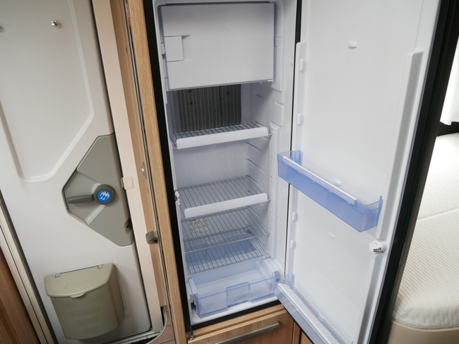 Knaus Sky TI 650 MF, Autom&aacute;tico, Cama francesa, Elevador de bicicletas foto: 13