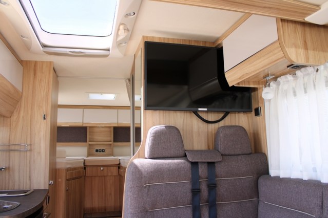 Hymer Exsis i 474 Fiat 160 CV compacto, estrecho, ligero, con camas individuales y cama abatible (55 foto: 33