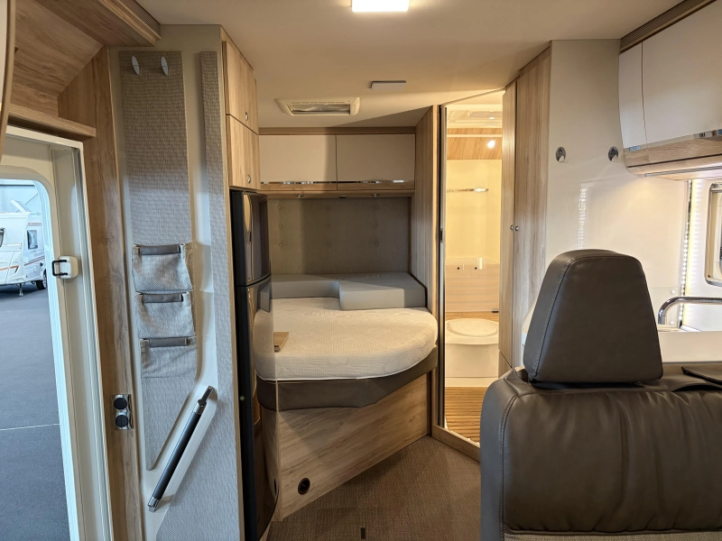 Eura Mobil Profila T 675 SB fransbed / navigatie  foto: 16