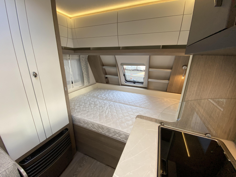 Hobby On Tour 390 SF Train seat, transverse bed photo: 12