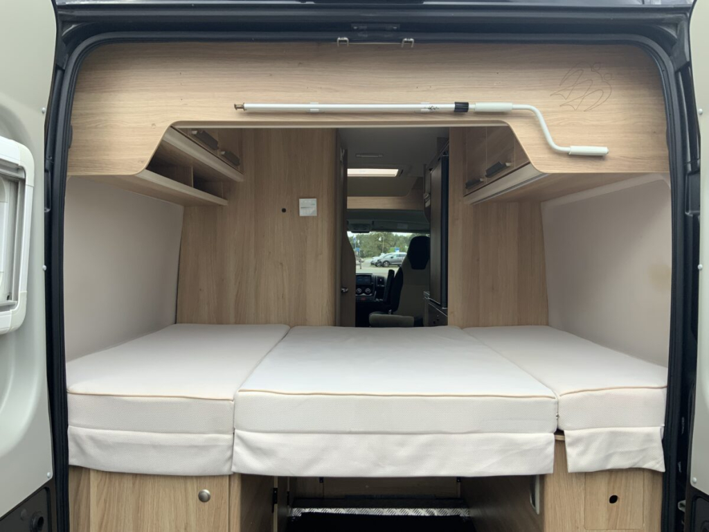 Knaus Boxstar Buscamper AUTOMAAT Dwars-bed, Motor-airco, Draaistoelen, Fietsendrager Busbiker, Bj.2017 Camper centrum on the road Marum foto: 4