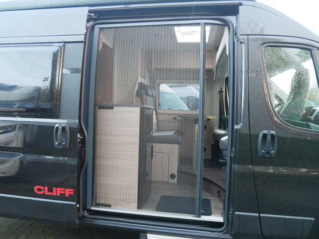 Sunlight Cliff 600 XV, 6 Meter Buscamper, Querbett Foto: 21