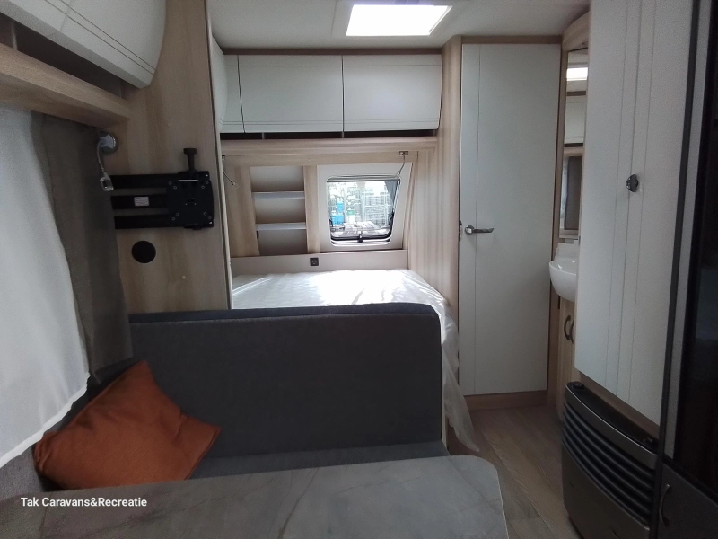 Hobby De Luxe 400 SFE kompakter Wohnwagen Foto: 6