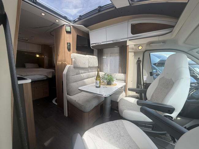 Adria CORAL 600 SC 164 PS Euro 6 sehr kompakter Camper Queenbett Panoramadach elektr. Fahrradtr&auml;ger TV 2x Solarpanel Remis Plissee Maxxfan Navi Kamera Leder Fliegengittert&uuml;r Foto: 14