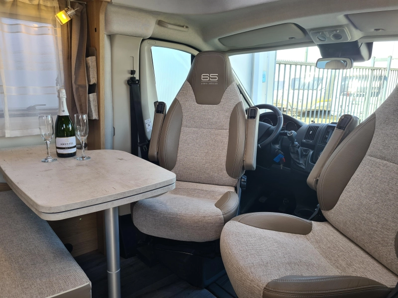 LMC Breezer V 643 G Lengtebedden/Schotel  foto: 4