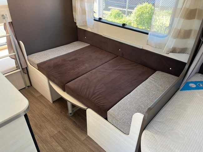 Caravelair Antares 476 Family Bunk bed | Bicycle rack | Awning | TV | French bed | Train seat | Screen photo: 13