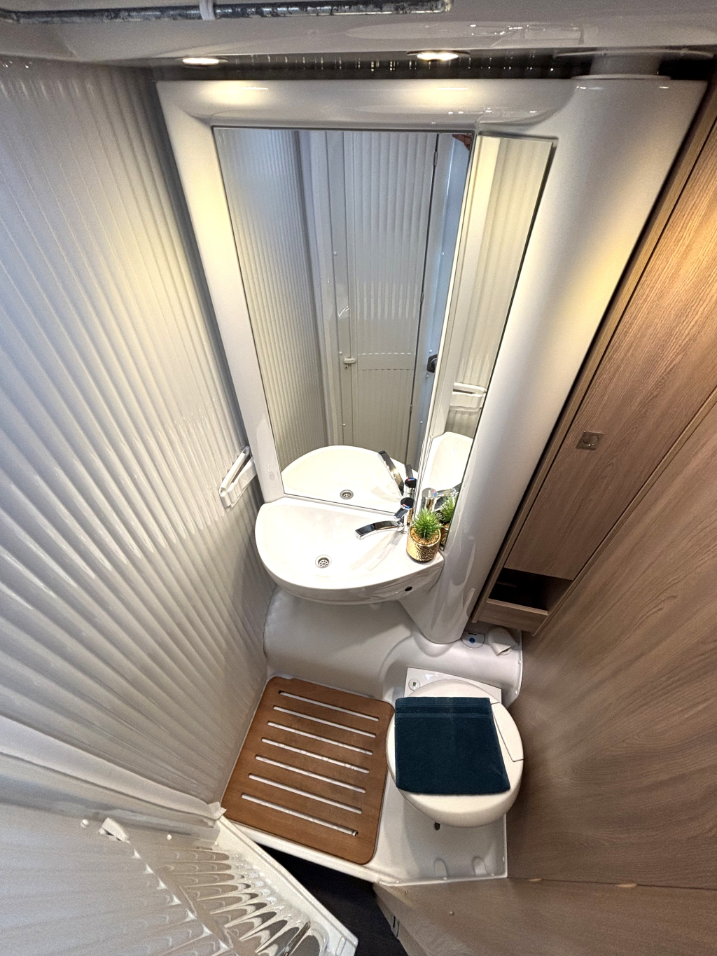 Adria Laika Compact V5 2022 EURO6 TOUTES OPTIONS FIAT8 ! CLIMATISATION DE TOIT photo : 9