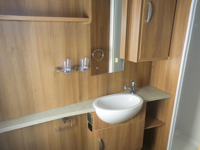 Swift Challenger 570 Sat&eacute;lite, toldo y aire acondicionado foto: 8