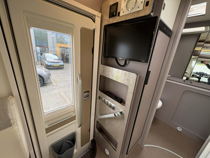 Bürstner Lyseo TD 680 Face to face + compleet  foto: 8