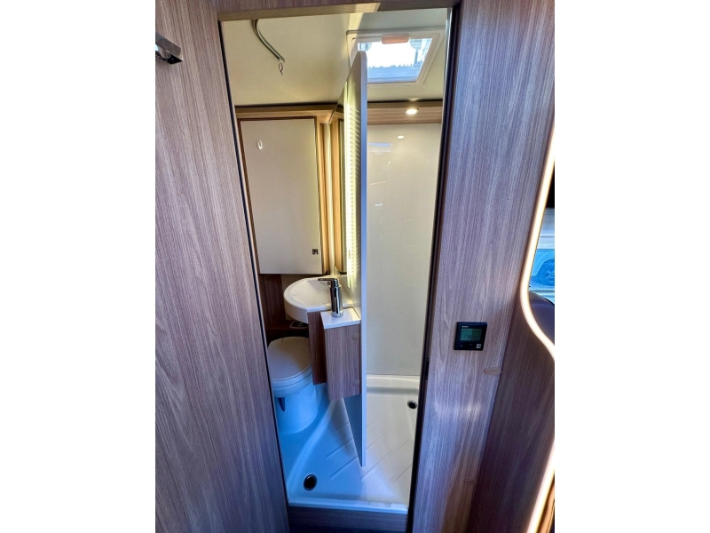 Bürstner Lyseo M Harmony Line 690 G | Mercedes | automaat  foto: 21