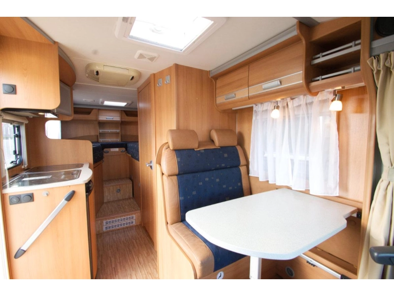 Dethleffs Globebus T 004 halfintegraal camper  foto: 11