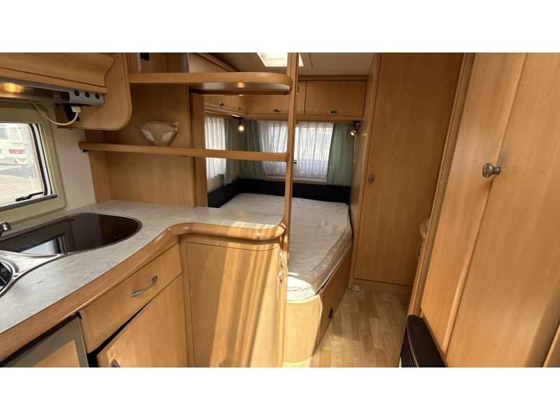 Hobby De luxe Easy 460 UFE cama francesa asiento redondo inodoro foto: 9