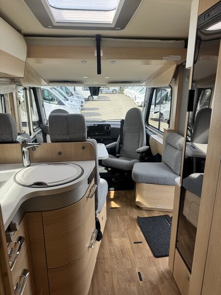 Hymer B MC I 680 equipado con potente Mercedes 9 G Tronic 170 CV AUTOM&Aacute;TICO camas individuales + cama abatible (56 foto: 59