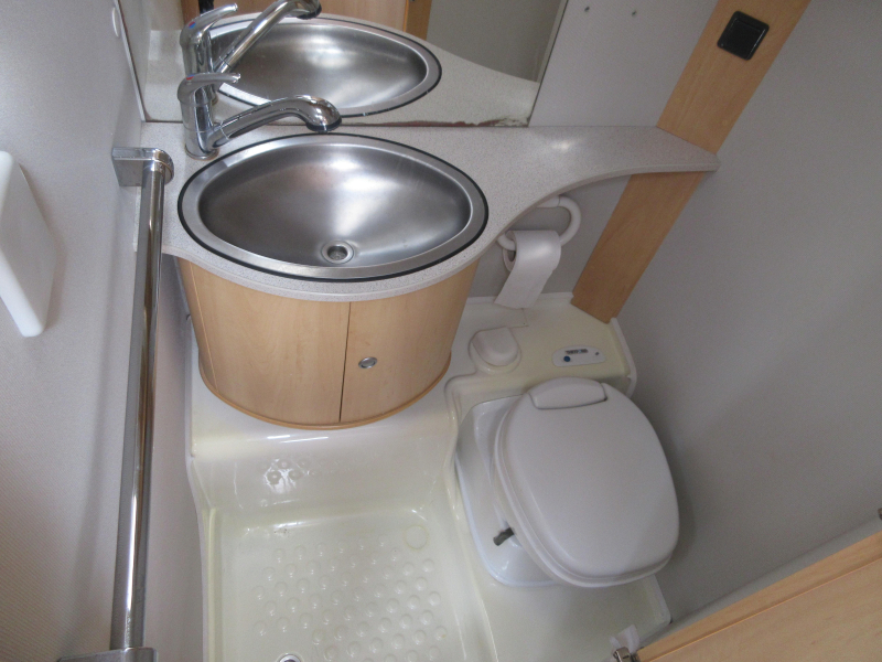 Dethleffs Camper 440 DB TRANSVERSE BED AND MOVER photo: 12