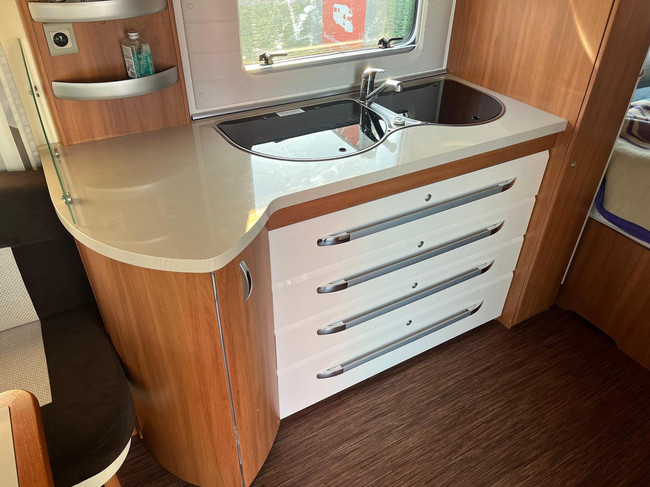 Hobby 540 UFE Excellent | Bankairco | Dakluifel | Vol automatische mover |  Fransbed | Douche | TV & Wii | Grote koelkast en kruidenkast foto: 12