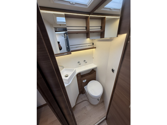 RAPIDO 896 F 160 PK face to face slechts 12.000 dkm Queensbed+hefbed luifel 2x tv camera grote garage dakairco Truma hordeur foto: 18