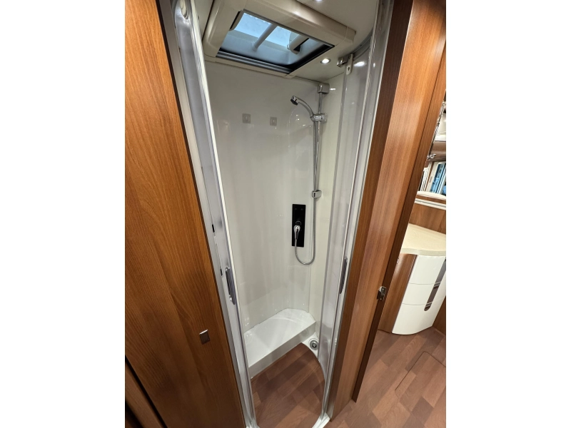 Carthago Chic C-Line I 4.9 LE Mercedes- Camas longitudinales foto: 16