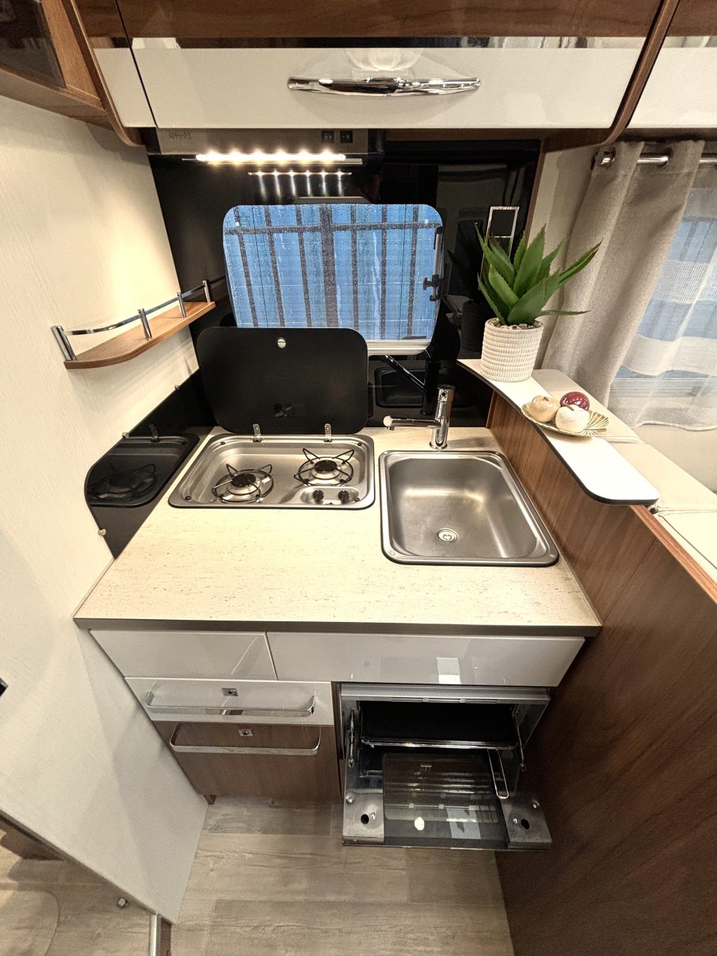 Pilote Sensation 700 P QUEENSBED 6.99M XXL GARAGE CONSTRUCT Foto: 6
