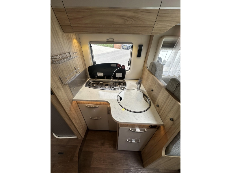 Hymer B698 Queensbed L-zit 150PK TV photo: 13