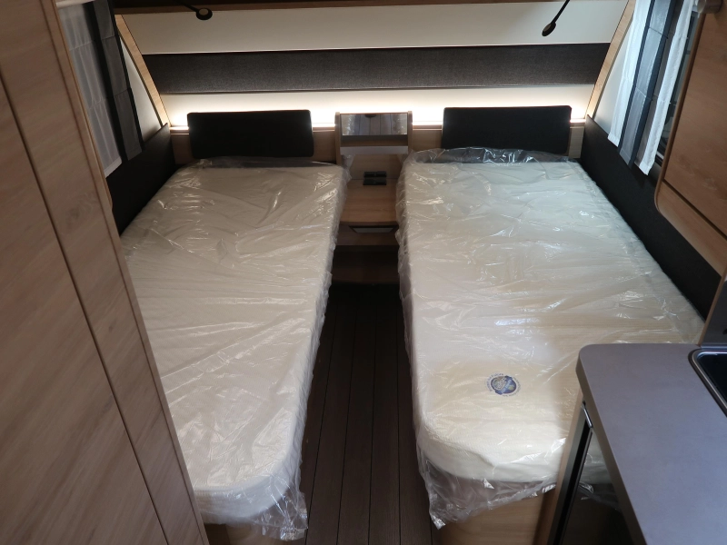 Knaus Sudwind Black Selection 460 EU ENKELE BEDDEN  foto: 2