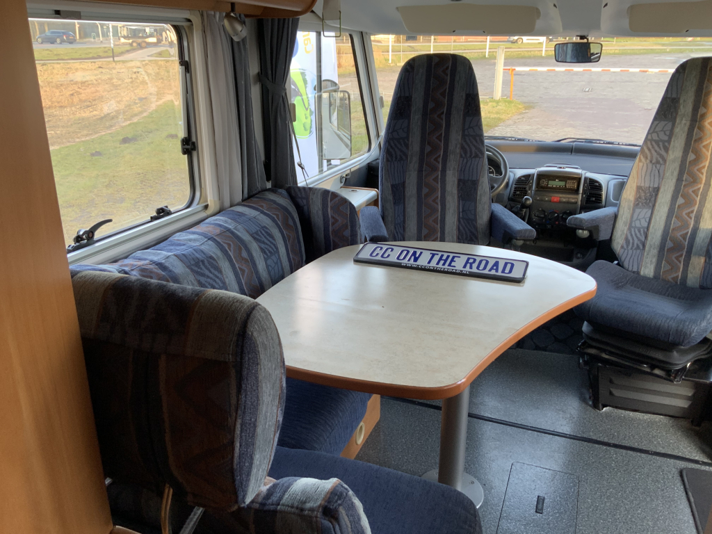 Hymer B 614 2.8 JTD 146 PK Integraal, Dwars – bed & Hef-bed, Garage etc., Bj. 2005 Camper centrum on the road foto: 9