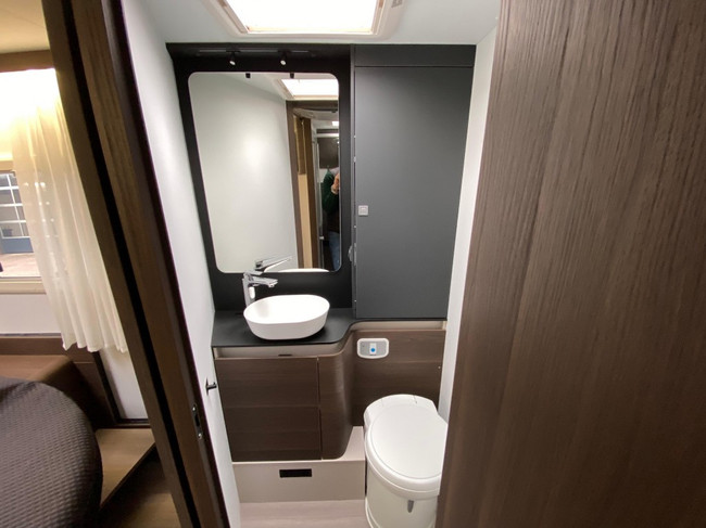 Adria Coral Supreme 670 DC QUEENSBED E&P LEVELSYSTEEM foto: 12