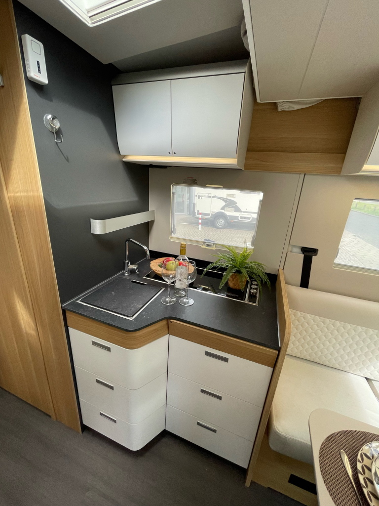 Adria MATRIX PLUS 670 DC QUEENSBED+HEFBED 2025! foto: 6