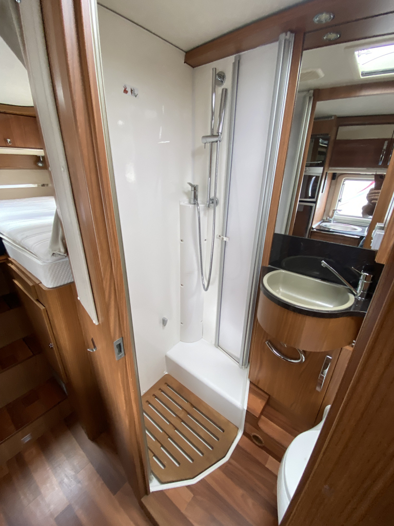 Hymer T 674 SL 2.3 MultiJet 160 CV, Semi-integral, 2 camas individuales, Aire acondicionado de motor, Antena parab&oacute;lica autom&aacute;tica, etc. A&ntilde;o 2011 Camper Centrum On the Road en Noorderringweg 4 en Marum. foto: 21