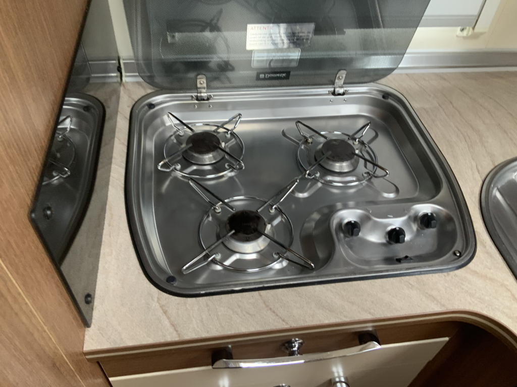 Bürstner Aviano 727 2.3 AUTOMAAT  150  PK integraal ,  Motor-airco  , Queens-bed , gelijkvloers , zij  zitgroep Bj. 2012 Camper centrum on the road foto: 17