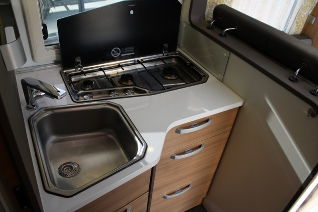 Adria Coral S 670 SC met elektrisch in hoogte verstelbaar Queensbed slechts 40801 km (65  foto: 35