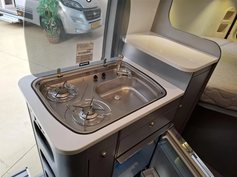 Adria Twin Titanium 540 SPT 130PK Dwars bed Airco  foto: 8