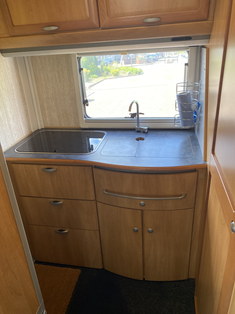 Hymer B 584 2.8 JTD 128 Pk Integraal, Hef-bed voor, Lange-bank, 3 Draaistoelen, Eindkeuken etc. Bj. 2002. B 584 Marum foto: 20