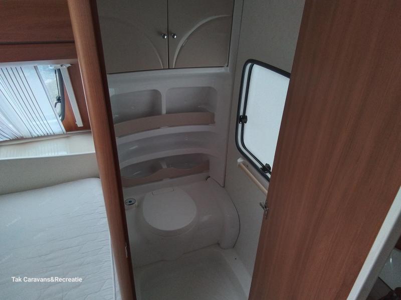 Hobby Excellent 560 CFE Frans bed en C zit  foto: 7